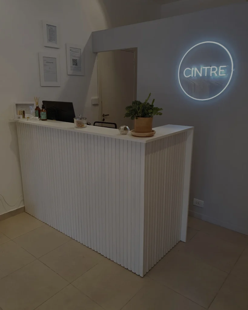 Mostrador de atención con frente estriado blanco para el local Cintre en Mar del Plata