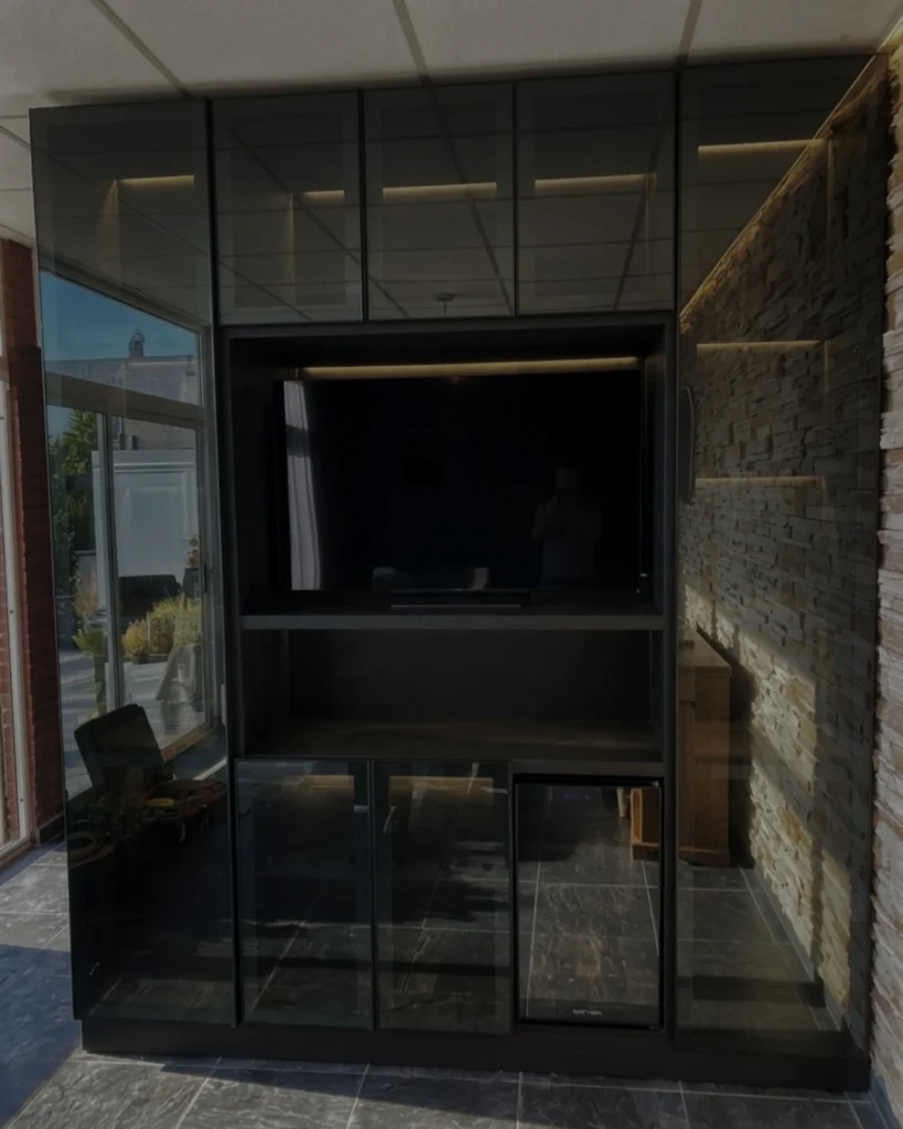 Cava y mueble de living a medida en negro con puertas de vidrio, proyecto Valencia en Mar del Plata