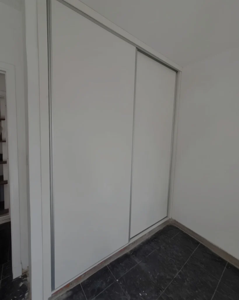 Placard a medida con puertas corredizas blancas, proyecto Alsina en Mar del Plata