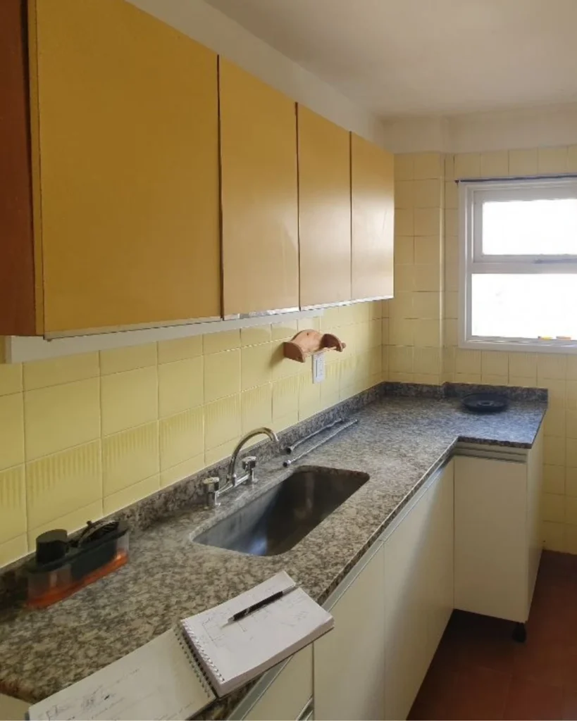 Cocina original antes de la reforma, con alacenas y azulejos amarillos