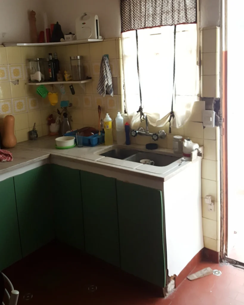 Cocina original antes de la reforma, con muebles de madera verde