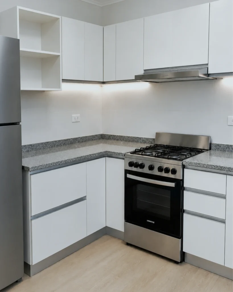 Cocina Matheu terminada, con estante abierto y heladera integrada