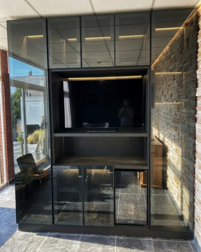 Cava instalada con perfilería negra, puertas de vidrio e iluminación LED