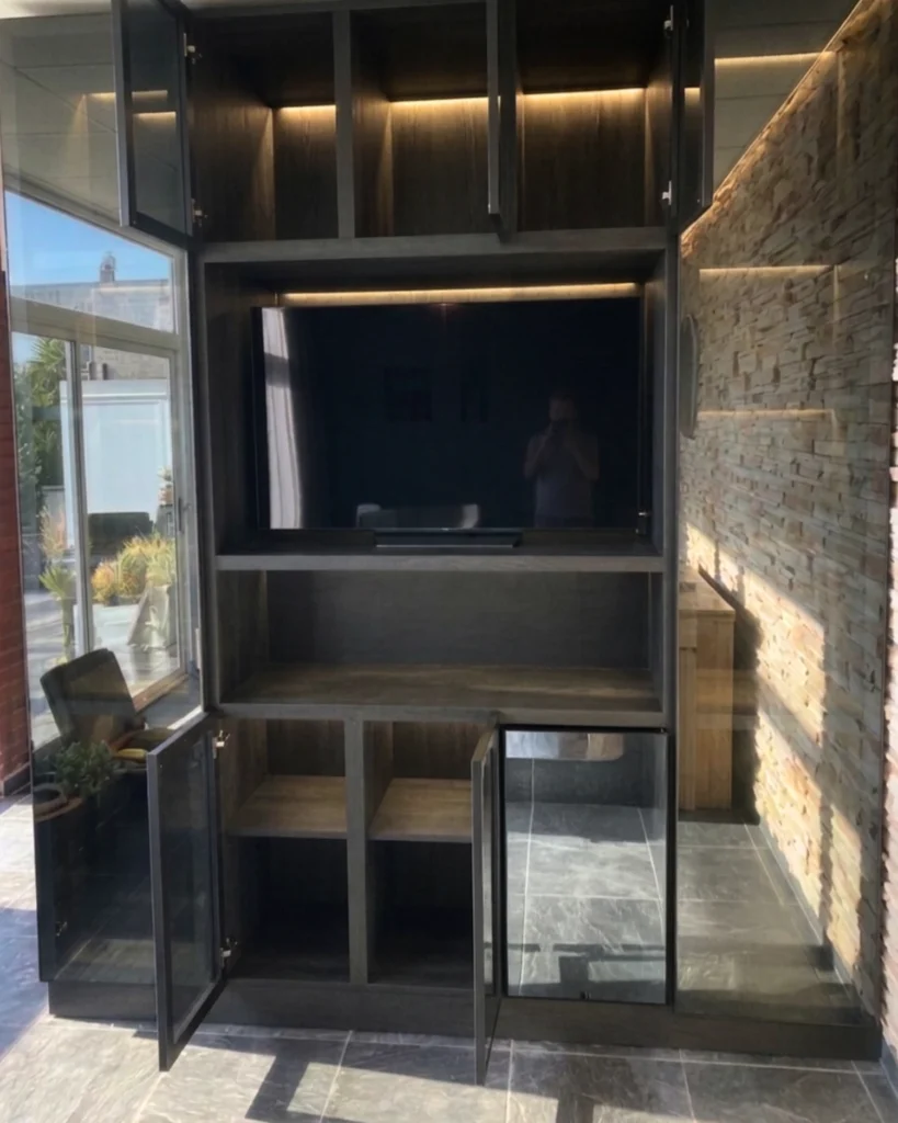 Mueble terminado con hueco central para TV y estantes de madera