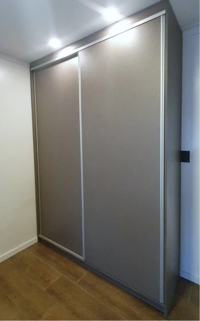 Frente del placard con puertas corredizas y tirador embutido