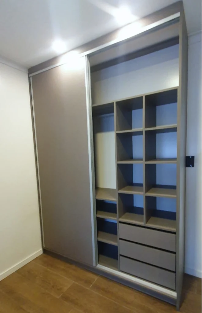 Interior del placard con casilleros abiertos y cajonera inferior