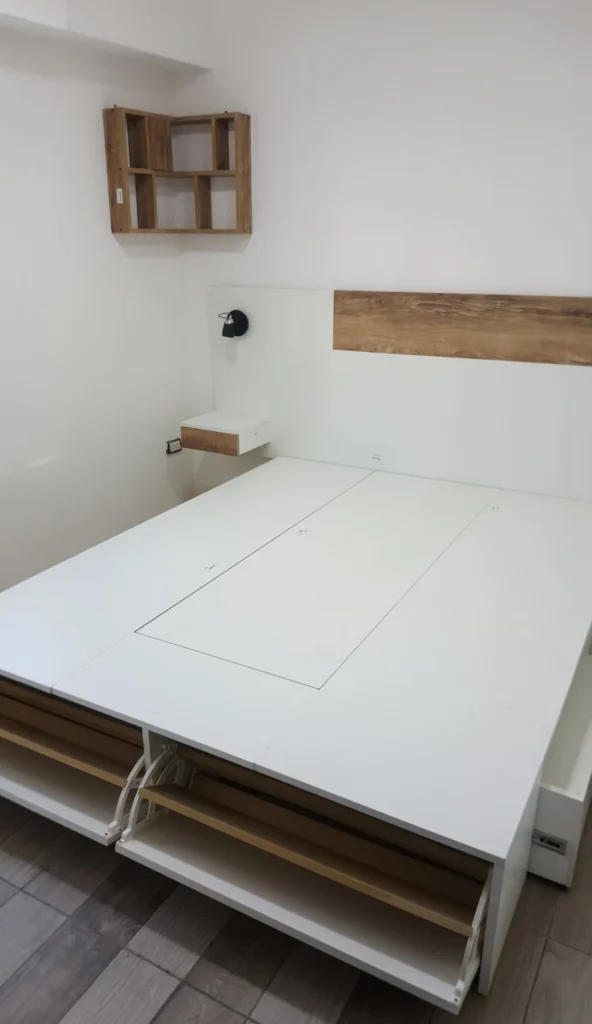 Cama box blanca con respaldo de madera y nicho de guardado en la pared