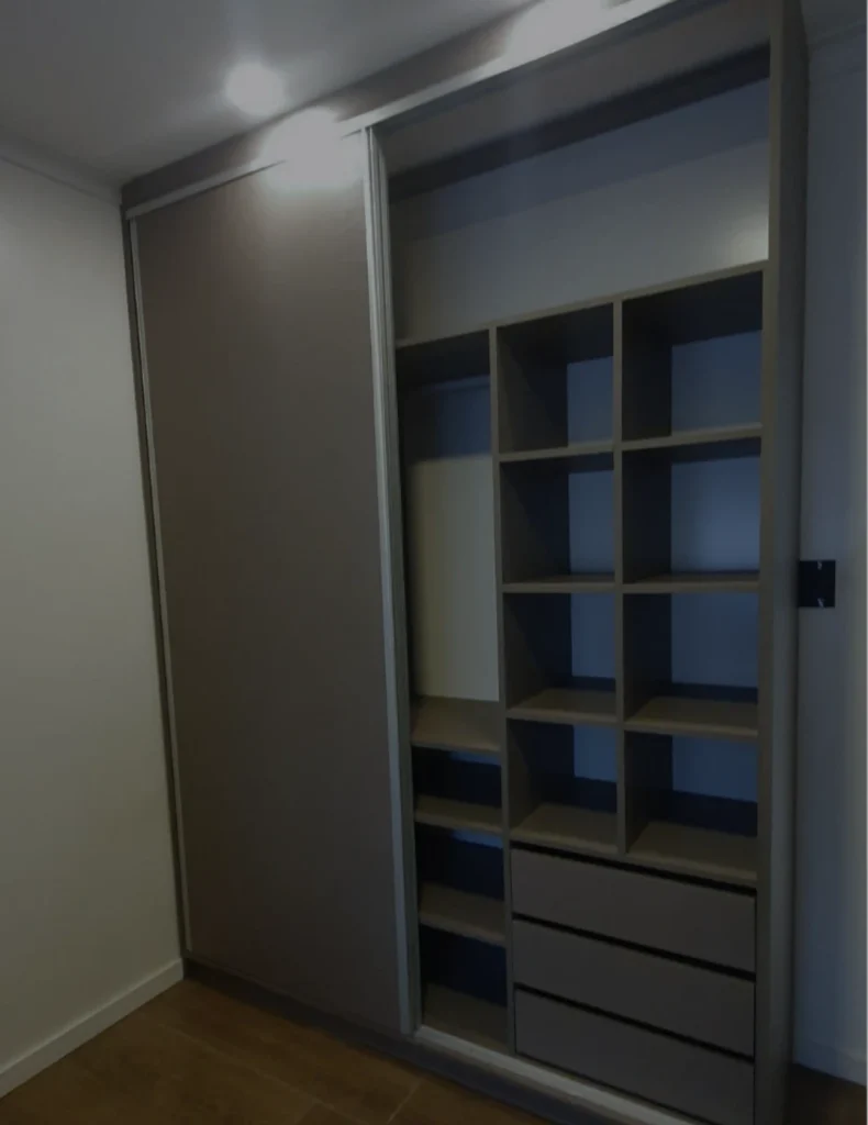 Placard a medida con puertas corredizas e interior organizado, proyecto Roffo en Mar del Plata