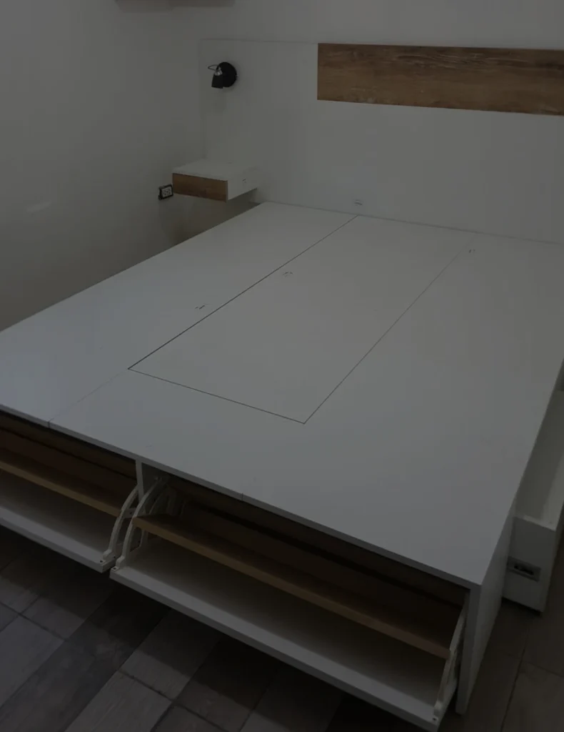 Cama box a medida con guardado interior y respaldo de madera, proyecto Dorrego en Mar del Plata